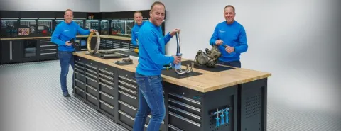Medewerkers van Datona rondom werkbank